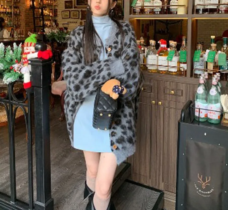 سترة مشغولة من الصوف النساء البلوزات عارضة لاعبا معطف ليوبارد طباعة جولة الرقبة طويلة الأكمام فضفاضة تناسب سميكة الشارع ارتداء 2025 الخريف