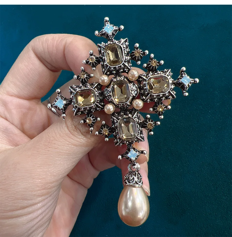 New Baroque Rhinestone Brooch  For Women Retro Metal Cross Pearl Temperament Coat Collar Pin Corsage Party Jewelry Accessories