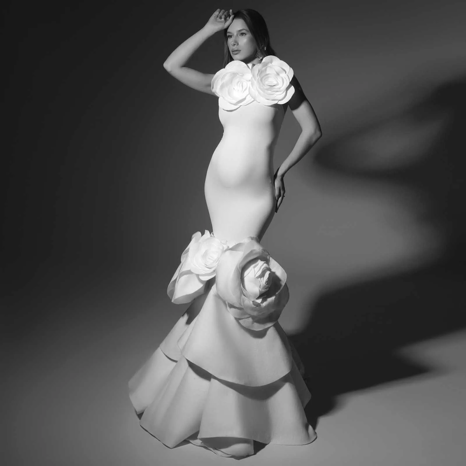 ชุดคลุมท้องสีขาวลายดอกกุหลาบสำหรับถ่ายภาพ  ชุดคลุมท้องลายดอกกุหลาบ 3 มิติ ชุดเดรสสำหรับงานเลี้ยงฉลองครรภ์  ชุดคลุมท้องสวยหรู