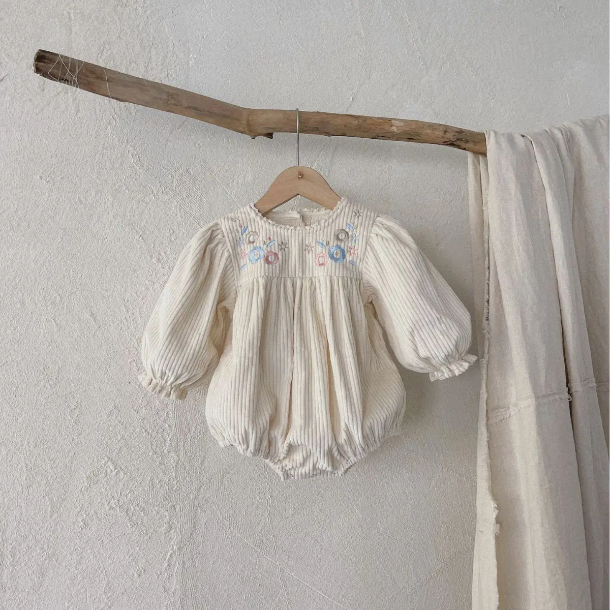 

Весенне-осенние детские комбинезоны для маленьких девочек, комбинезоны с мультяшной вышивкой для маленьких девочек, вельветовые боди с пышными рукавами, комбинезоны