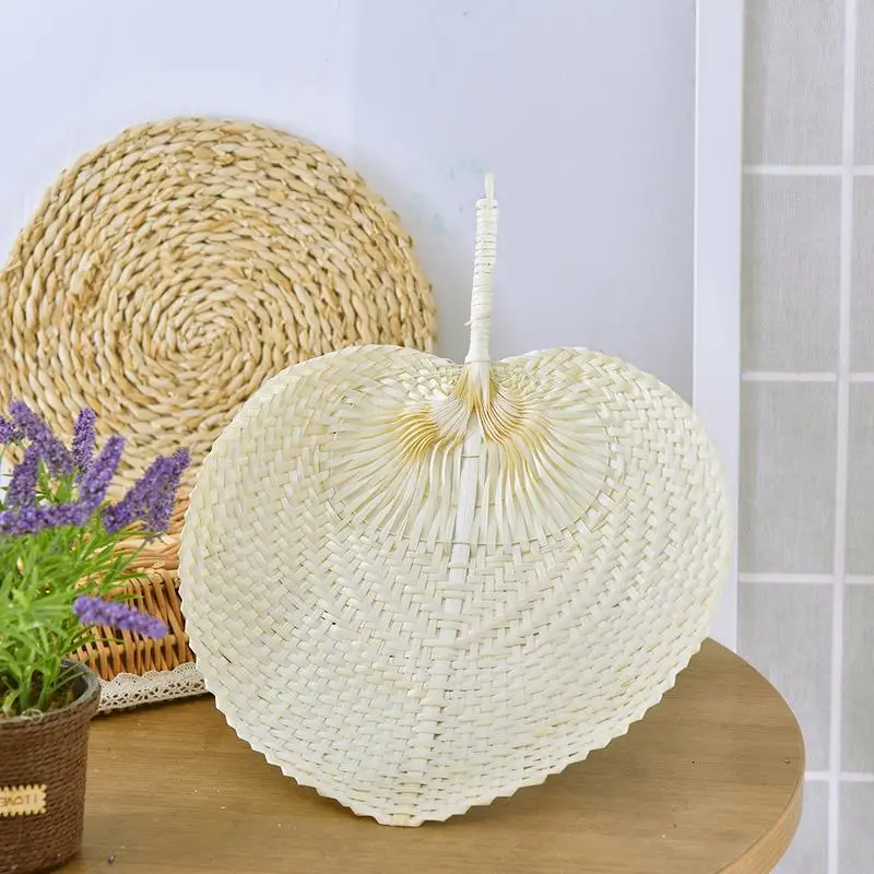 Chinese Style Handmade Straw Fan Hand-Woven Palm Leaf Hand Woven Heart Shaped Fan Summer Cooling Mosquito Repellent Hand Fans