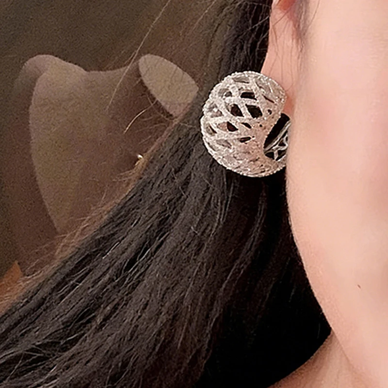 Huitan Schillernde Halbkreis-Creolen mit Hohldesign, Leuchtend Funkelnde Ohr-Accessoires für Frauen, Bezaubernder Partyschmuck – Detail 7