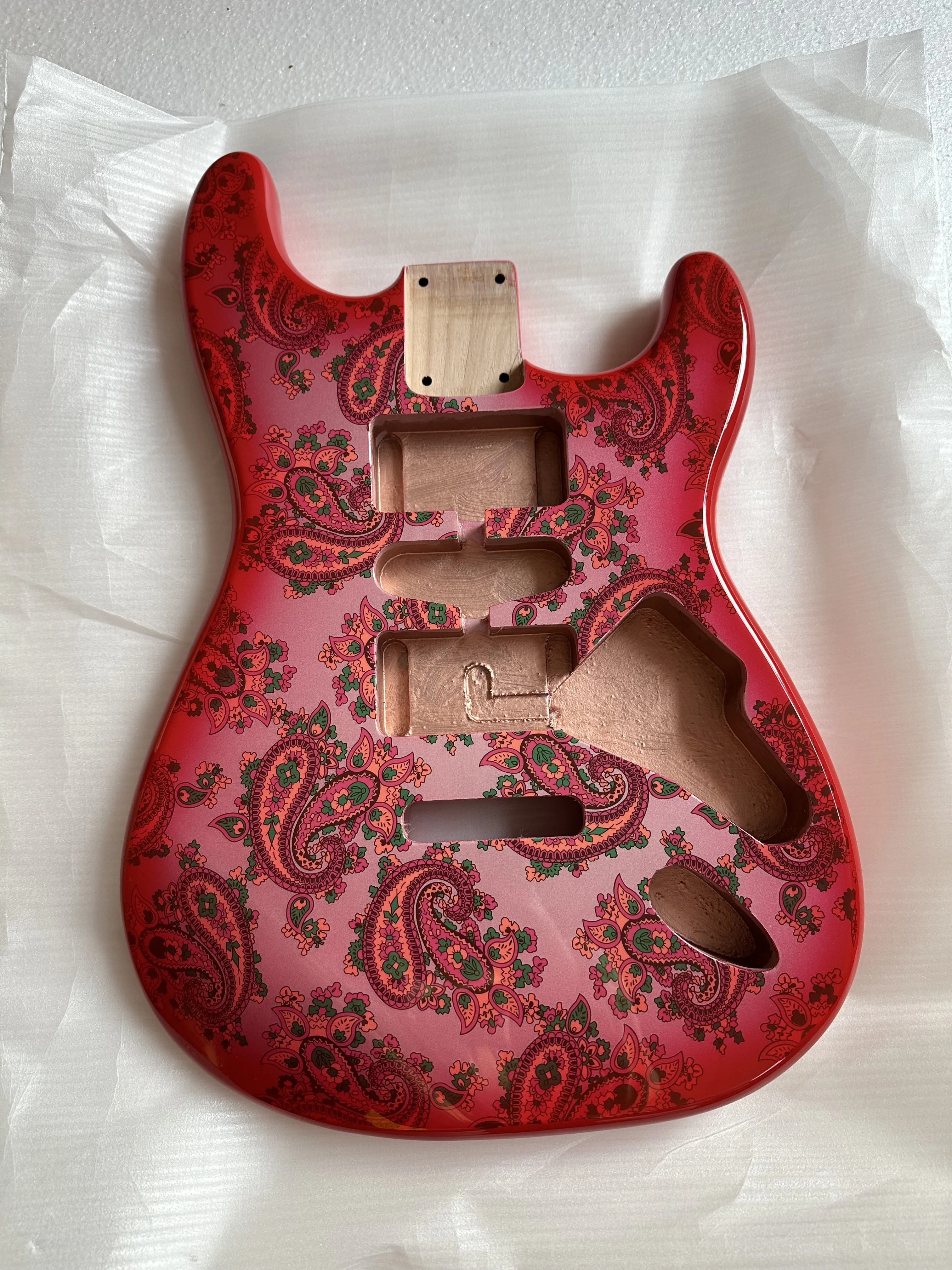 Cuerpo de guitarra eléctrica rojo de alta calidad con diseño Paisley, de aliso, patrón HSH Amoeba, acabado brillante, tipo ST, pieza DIY de 5.6cm para instalar en el bolsillo.