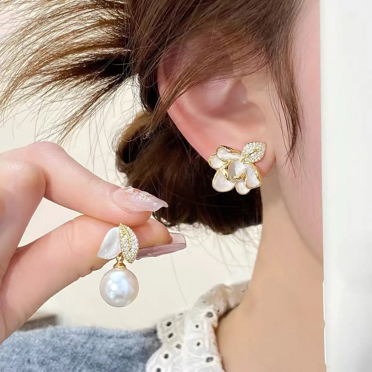 Asymmetrische Blumen-Ohrringe für Damen mit Zirkon-Einlage, Emaille, Künstlichen Perlen, Goldfarben, Elegante Party-Mode-Schmuckstücke – Detail 5