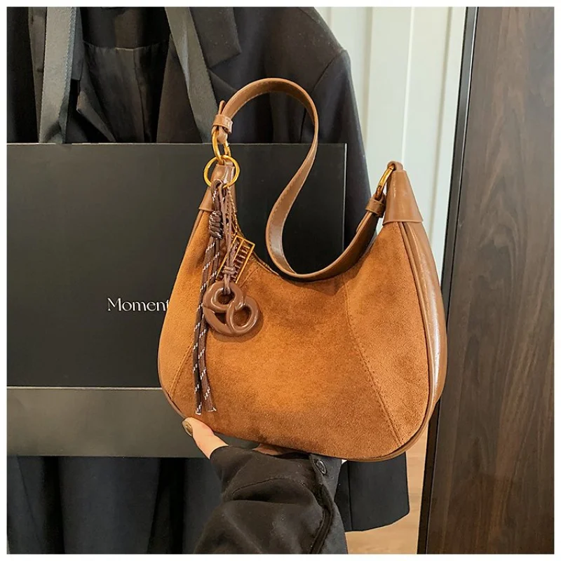 حقيبة ساعي أنيقة للسيدات مصنوعة من الجلد المنقوش على شكل نجمة، مظهر ناعم وواسع عالي الجودة من براغ