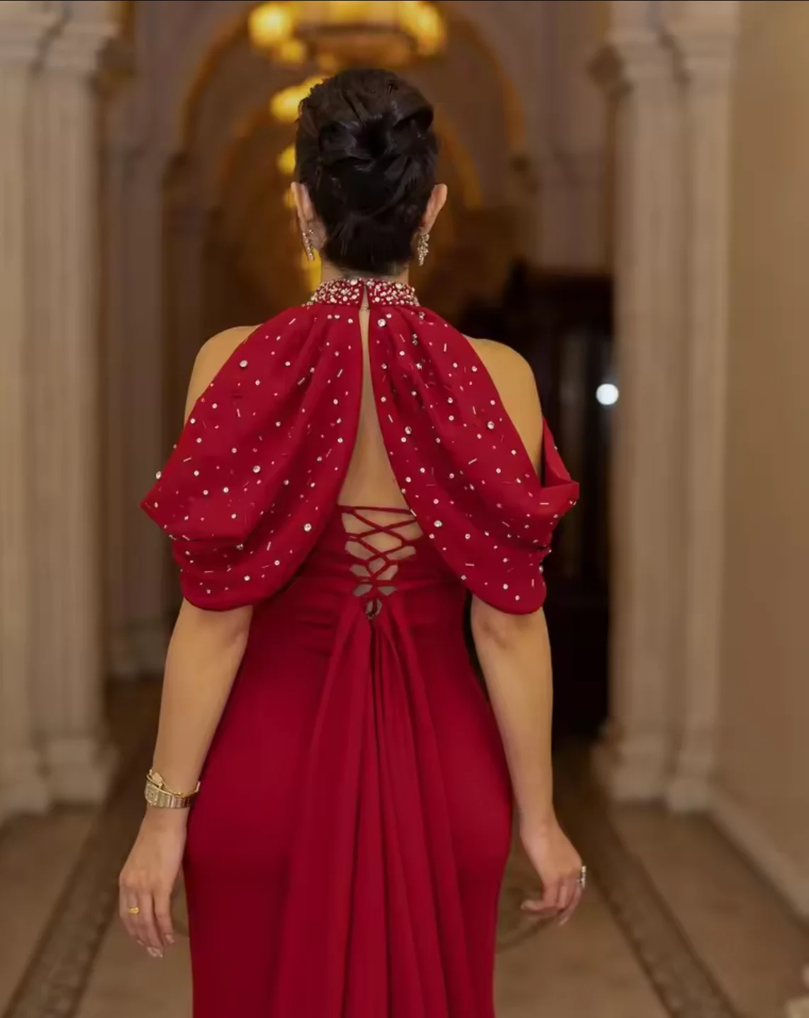 Op maat gemaakte donkerrode galajurken met lange mouwen, avondjurken met halterhals, geplooide enkellange feestjurken