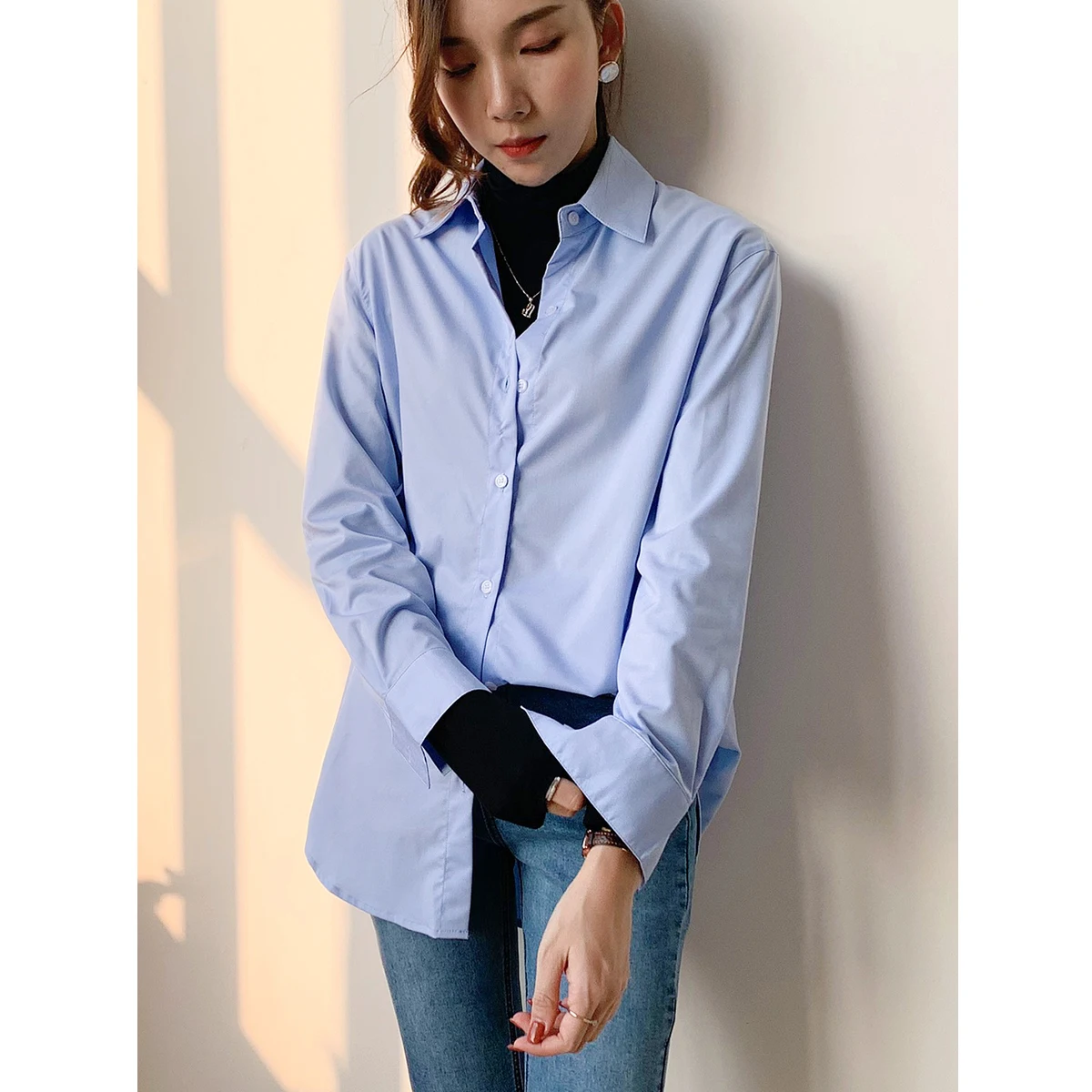 

Синяя женская рубашка JANE: Профессиональный дизайн, оверсайз, в стиле Hong Kong, ретро, однотонная, для офиса и повседневной носки