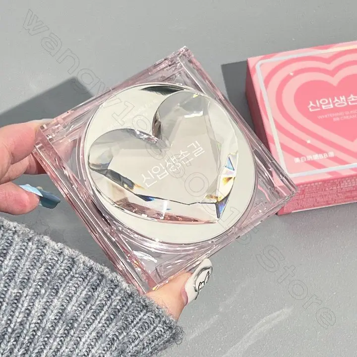 Air Cushion BB Cream Effectively Brightens The Skin Tone and Covers The Blemishes Without Taking Off Makeup and Sunscreen Makeup