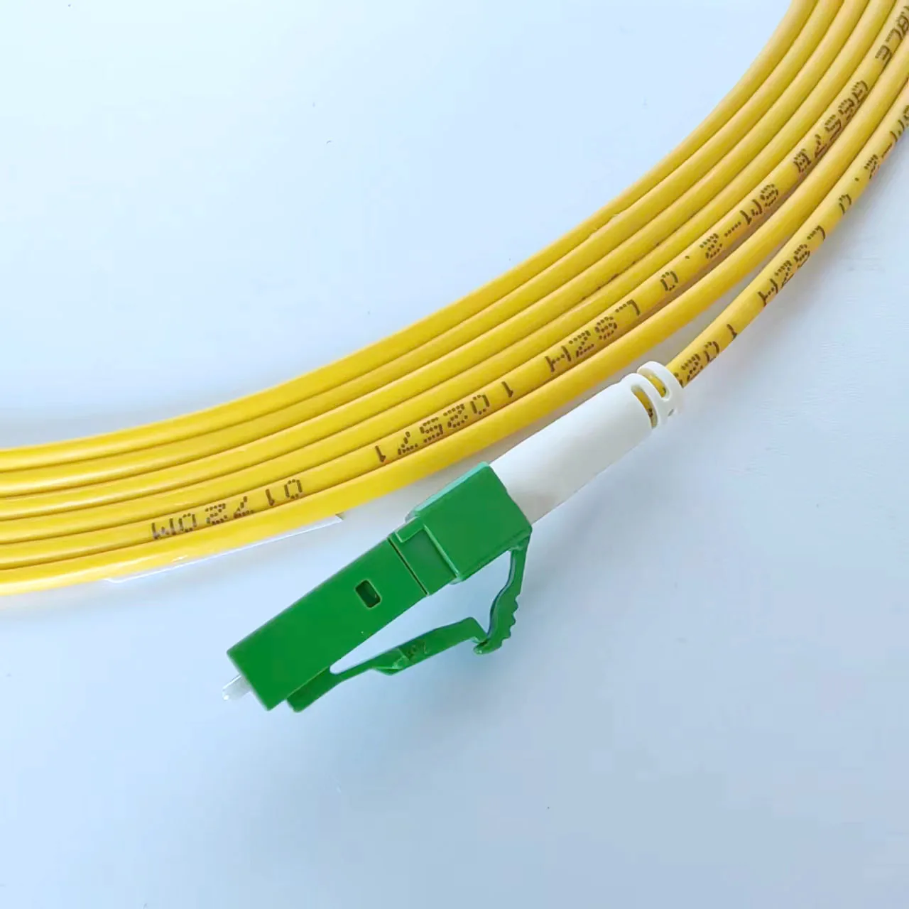 สายแพทช์ไฟเบอร์ออปติก LC APC-LC APC G657A2โหมดเดียว2.0มม. สาย LSZH 3M FTTH LC APC สำหรับเครือข่าย