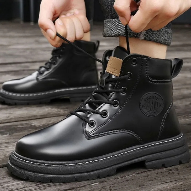 2025 Botas altas de tobillo para hombre, botas cómodas de lujo de diseñador para motocicleta, botas de cuero de estilo británico, zapatos de marca con cordones para hombre