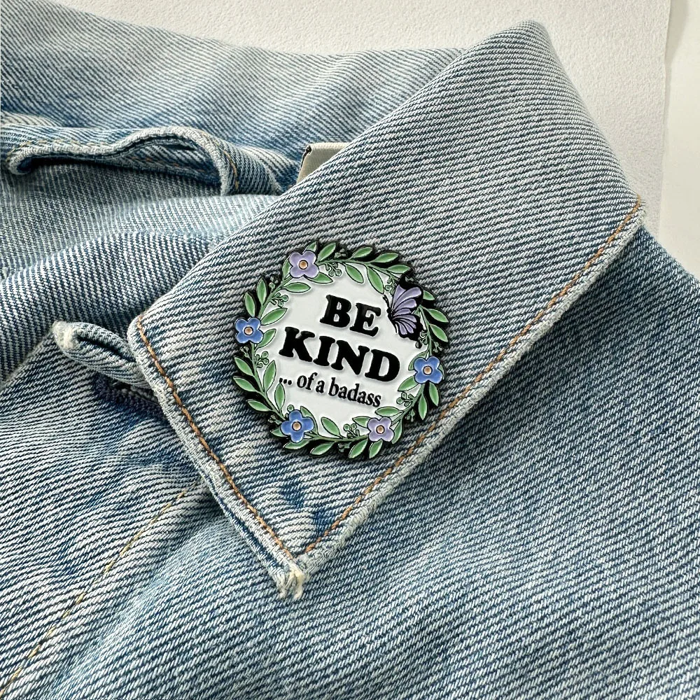 Be Kind Of A Badass Emaille-Brosche mit Blumen- und Schmetterlings-Anstecknadel für Rucksack, Hut, Accessoire, inspirierendes Motto-Abzeichen, Geschenk – Detail 6