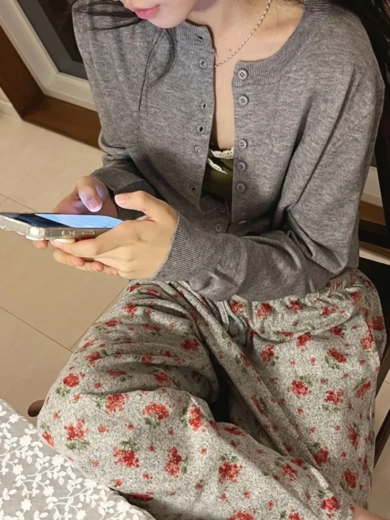 เสื้อสเวตเตอร์ถักไหมพรมผู้หญิงทรงกลม กระดุมเดี่ยว สไตล์ชิค นุ่มละมุน สไตล์อ่อนโยน สำหรับฤดูใบไม้ร่วง รุ่นใหม่ล่าสุด เสื้อคลุมคาร์ดิแกนแบบเปิด