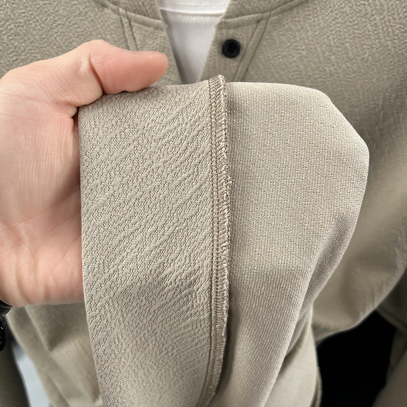 Herbstliche Herren-T-Shirts mit Rundhalsausschnitt und Fake-Two-Design, exquisit besticktes Langarm-Oberteil mit Rundhalsausschnitt, lässige Mode-Markenkleidung für Männer. – Detail 3