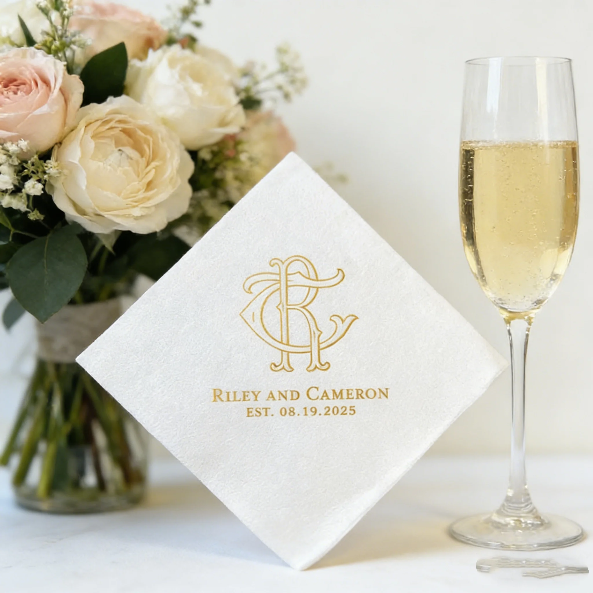 

50 шт. персонализированных свадебных коктейльных салфеток с монограммой (фольгированный или чернильный принт), размер 5 дюймов, для девичника и декора стола на свадебном приеме