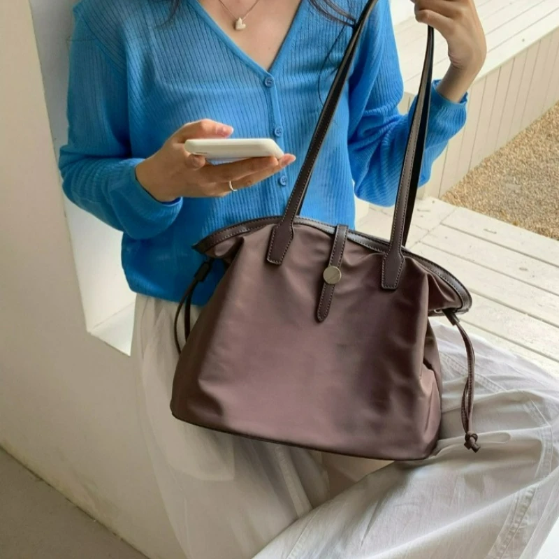 

New Minimalist Nylon Material Large Capacity Handbag Stylish Design for Ladies, Lightweight and Multi-functional Travel Tote Bag
