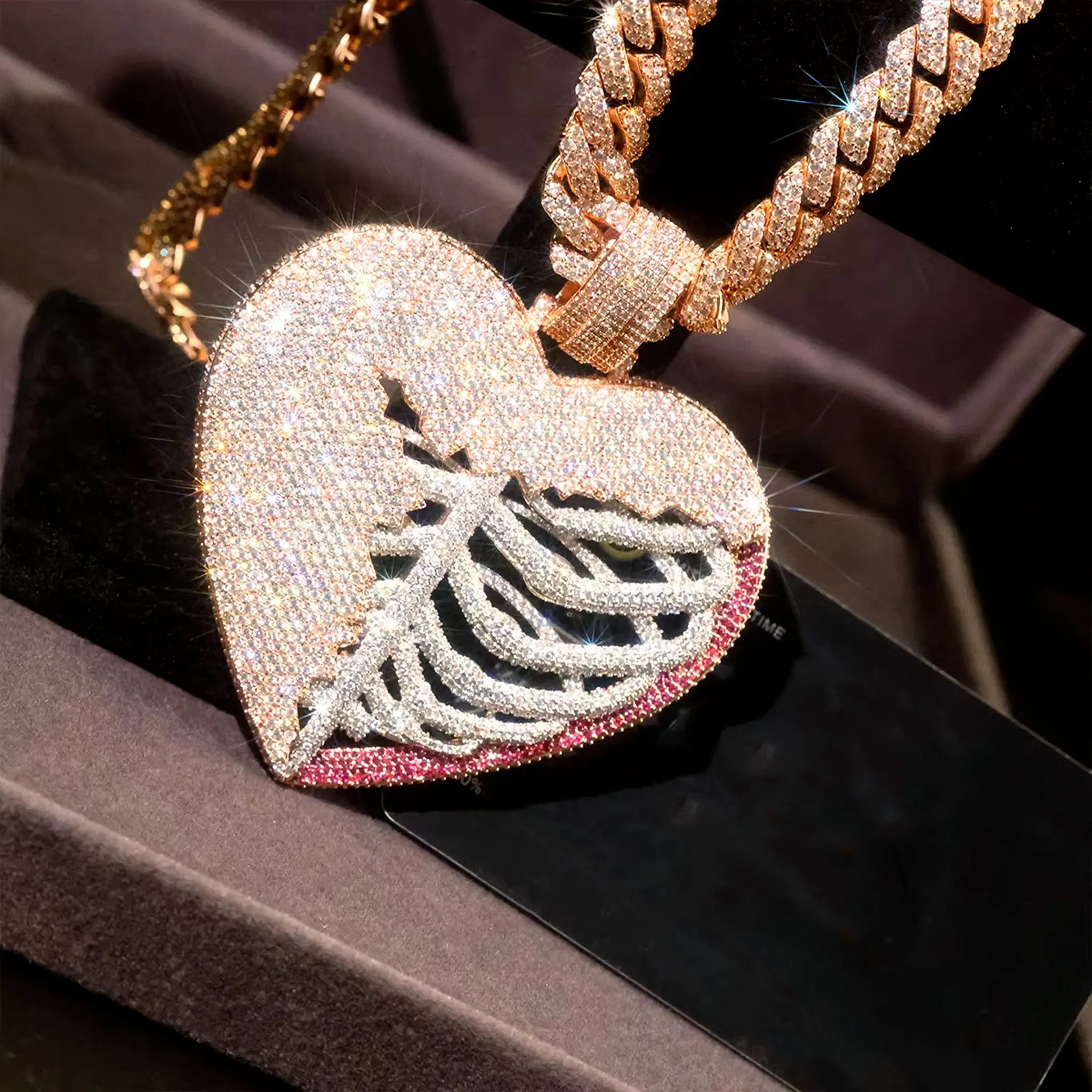 

Iced Out Synthesis Zircon Broken Heart Skeleton Pendant, Two Tone Hip Hop Necklace, Men's Bling Gothic Jewelry for Gift Unique