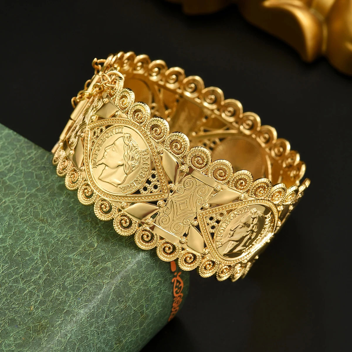 الرجعية الزفاف اليد التبعي فستان معدني مطلية بالذهب سوار محفورة جوفاء التدريجي نمط العروس العربية سوار مفتوح مجوهرات