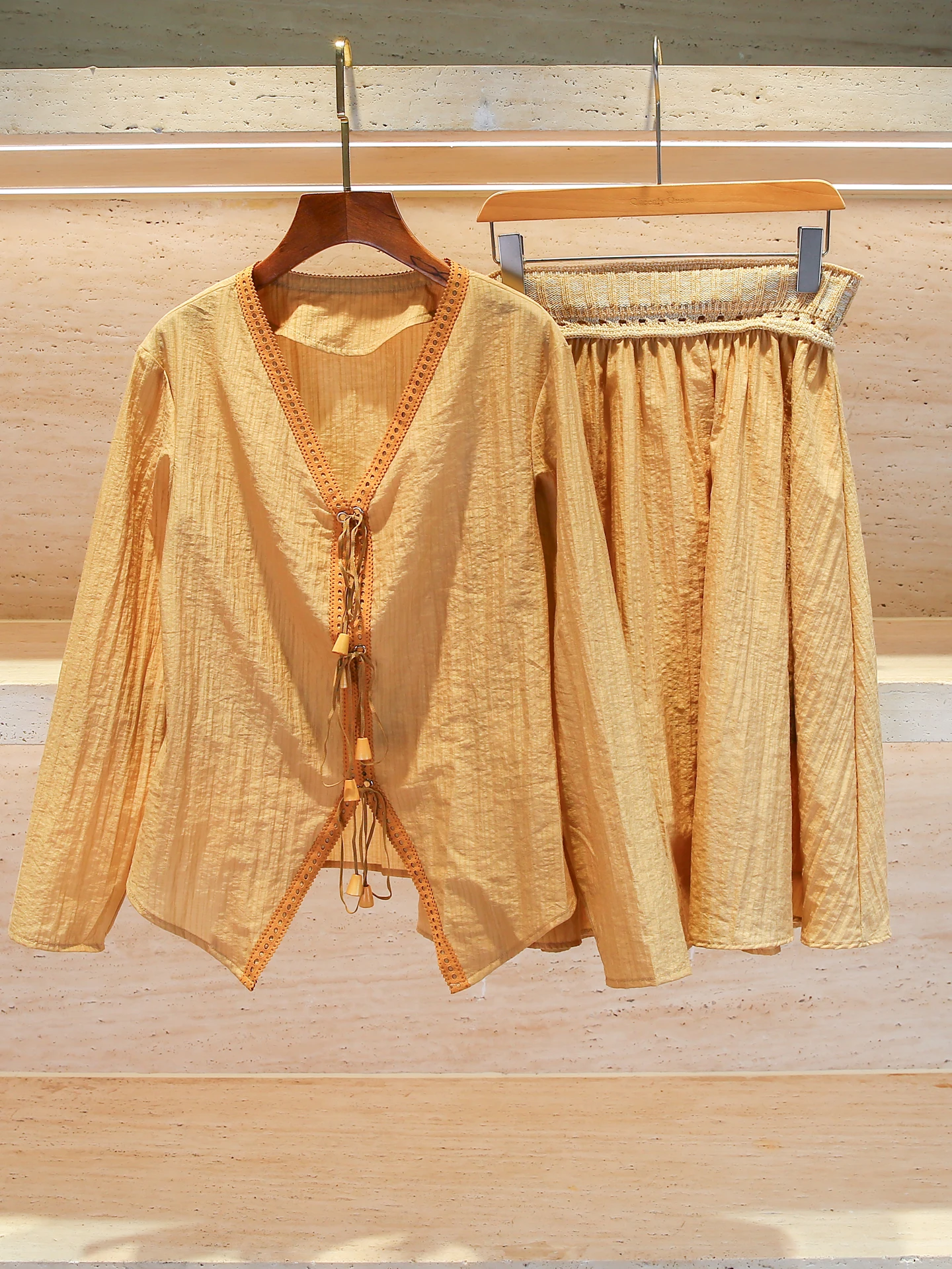 

High-End Women's Faion Set with irt And Knitted Skirt V-Ne Tie-Detail Top plus High-Waisted Knitted f-length Skirt