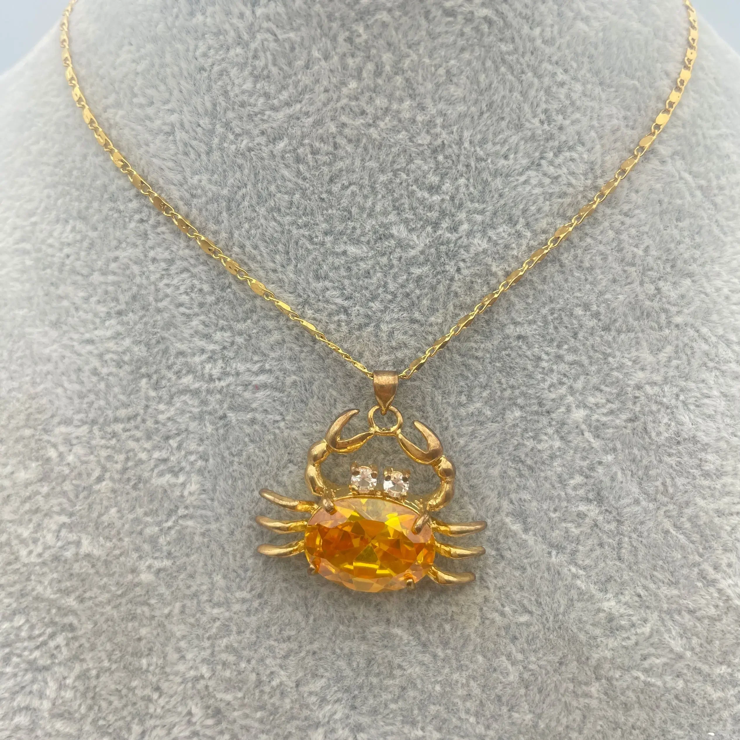 

Женское милое ожерелье с подвеской в виде маленького краба и желтого циркона