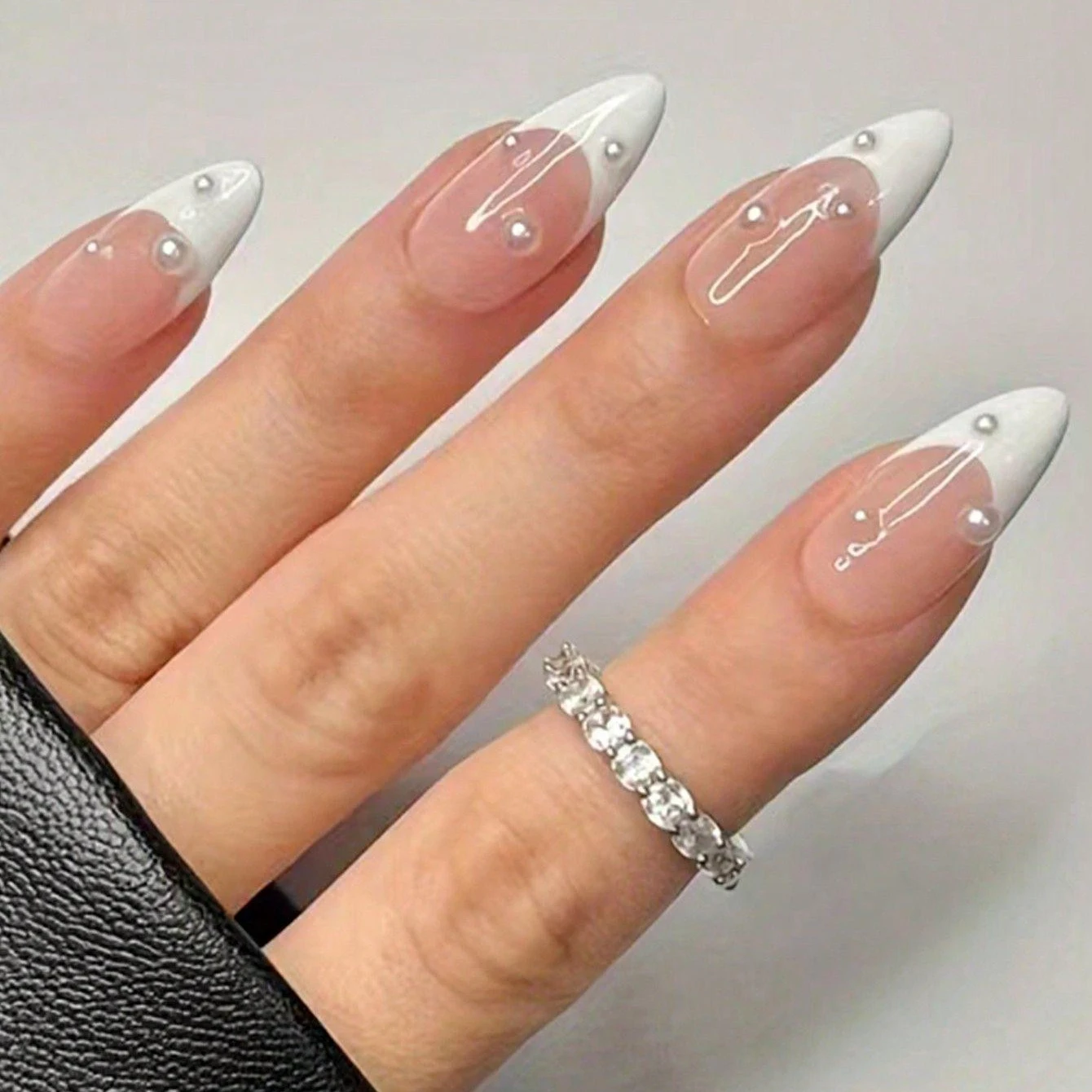 

24pcs/set Instantly Upgrade Your Look With-White French pearl full coverage false nail set-Detachable And Reusable Jelly Glue