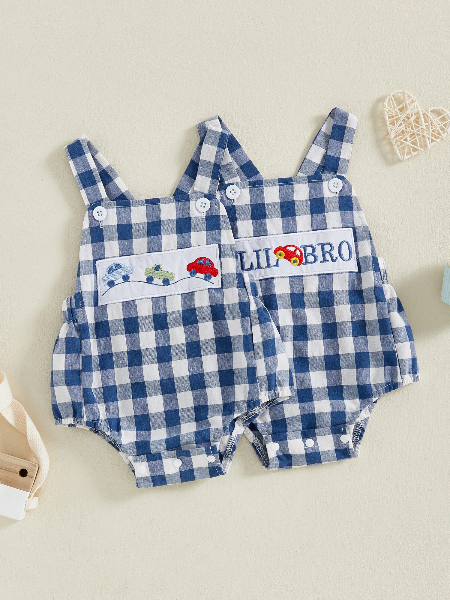 여름 점프슈트를 위한 자동차 자수와 뒤 크로스 디자인이 있는 유아 소년 민소매 격자 무늬 롬퍼 작업복