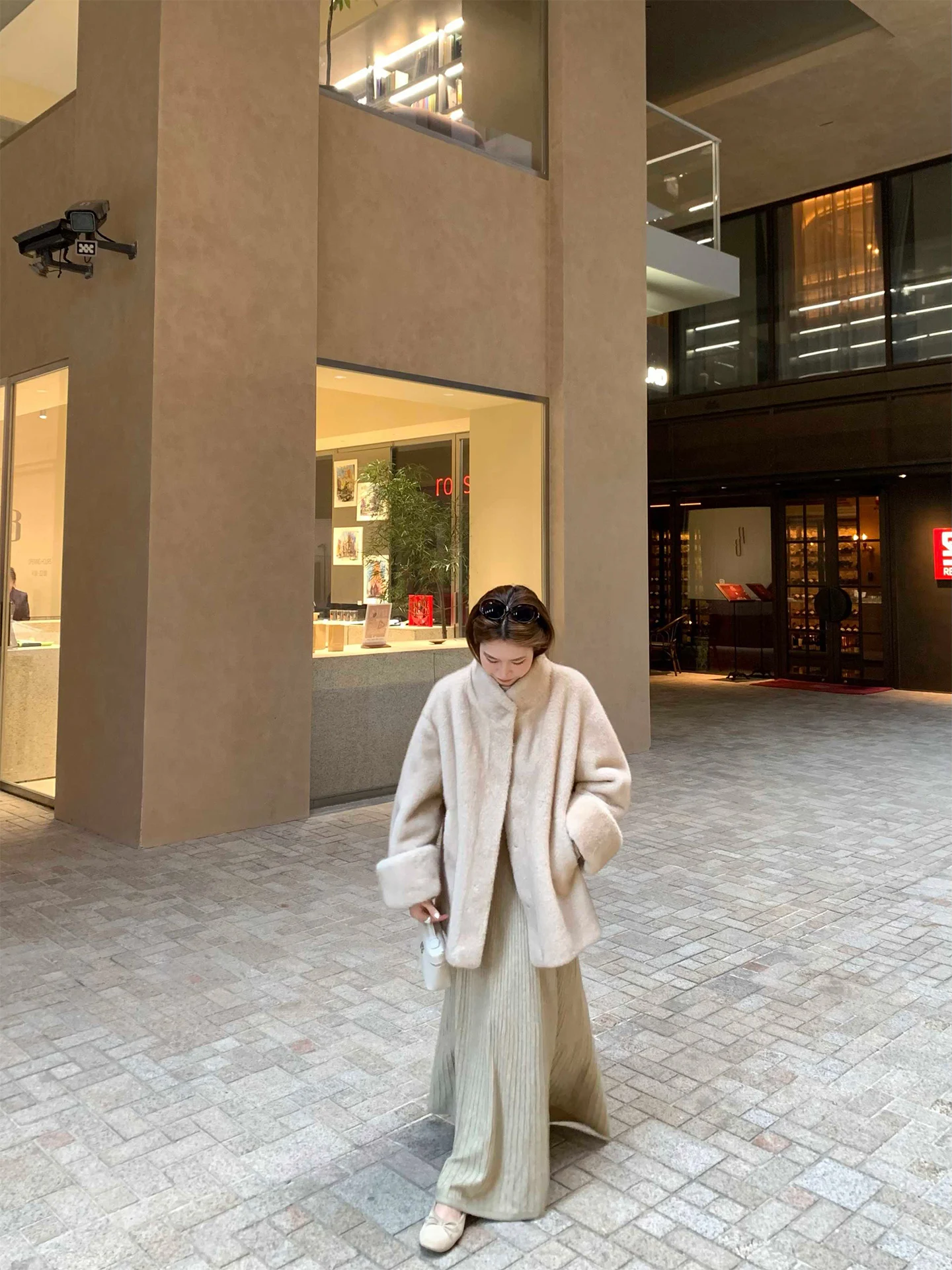 

Экологичная женская шуба из искусственного меха: теплая, свободного кроя, на пуговицах, с длинными рукавами, для зимнего гардероба.