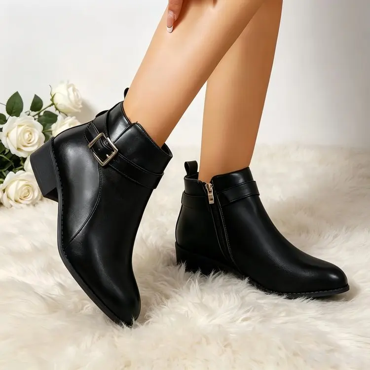 Damen-Stiefeletten mit runder Zehenpartie, Schnallenriemen, seitlichem Reißverschluss und niedrigem Blockabsatz – Detail 4