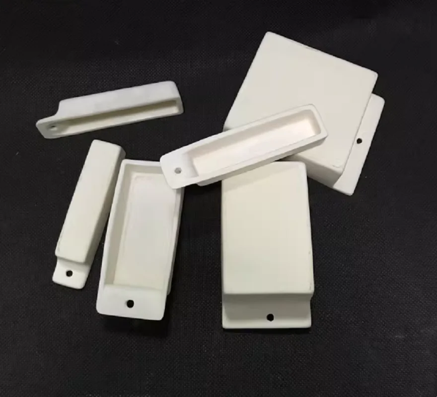 Outer Length 100mm Rectangular Aluminum Boat With Hole / Square Alumina Ceramic Melting Crucibles Al2O3 Corundum Ingot Crucible