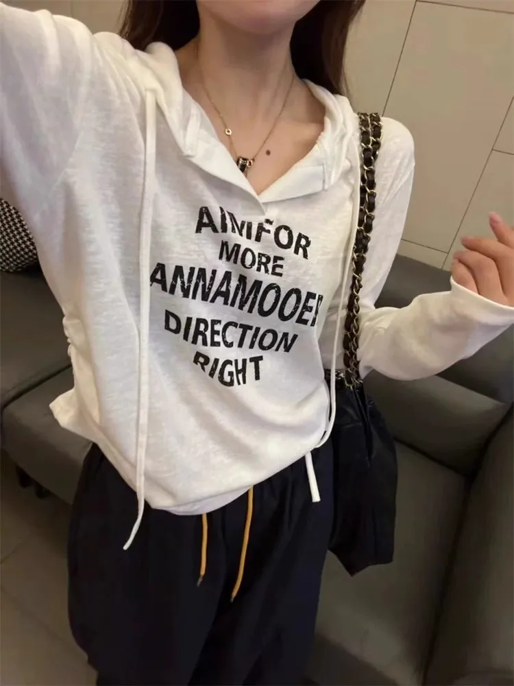 

Женская облегающая футболка с длинным рукавом, капюшоном на шнурке и принтом, модный топ для ранней осени, с отворотами по низу, стройнящий эффект