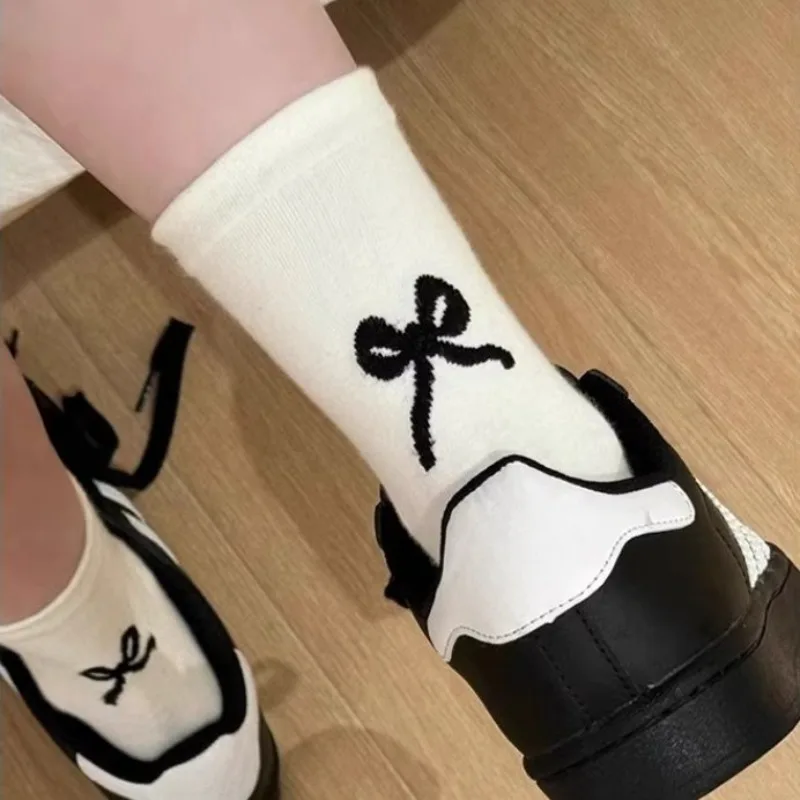 3 paia di calzini lunghi da donna Calzini bianchi a tubo centrale con fiocco femminile Set di calzini morbidi stile giapponese e coreano per studenti alti per donna