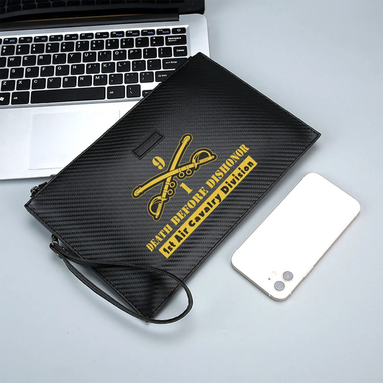 صياف متقاطعة، رقم جريئة، نص أدناه. حقيبة يد رجالية أنيقة مطبوعة من البولي يوريثان عصرية وعملية للحمل اليومي #3