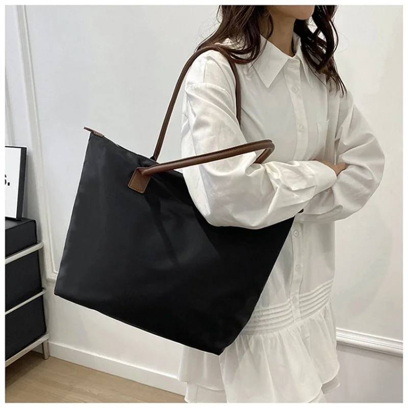 حقيبة ساعي البريد النسائية الأنيقة المصنوعة من الجلد المطبوع بالقمر أوروغواي كاجوال عتيقة ومظهر يومي ناعم وواسع #1