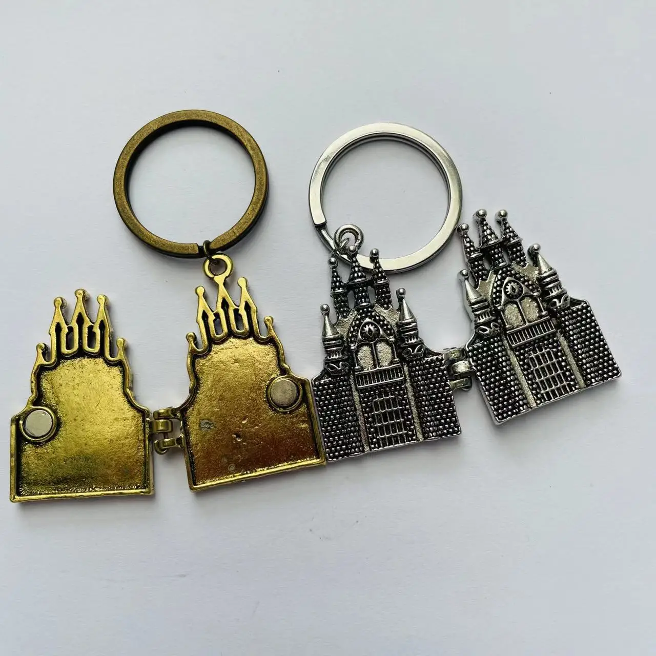 Vintage Castle Pendant Keychain Paper Box 2 Pcs Set Magic School Keyring Halloween Easter Christmas Gift Fans Collection