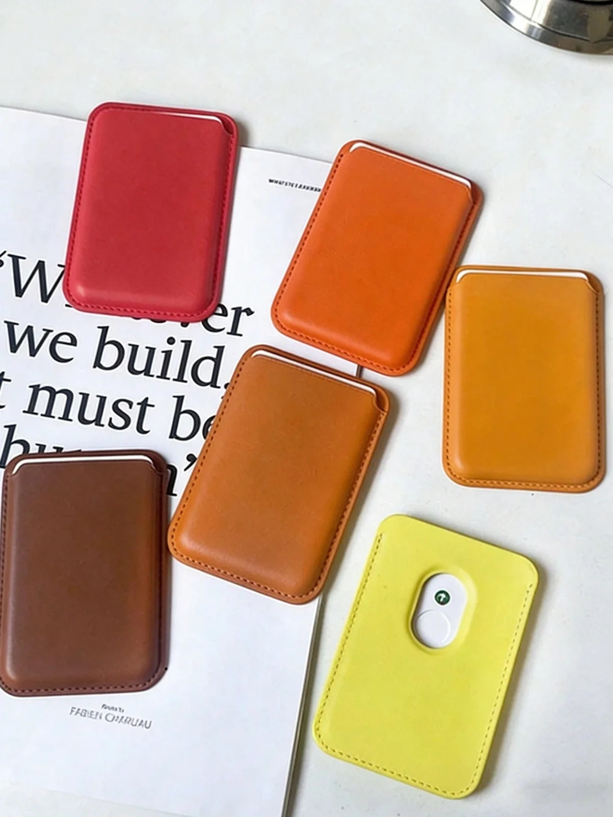 Porte-cartes en cuir, capable de contenir des cartes. Disponible en différentes couleurs. Compatible avec les téléphones magnétiques ou les coques de téléphone.