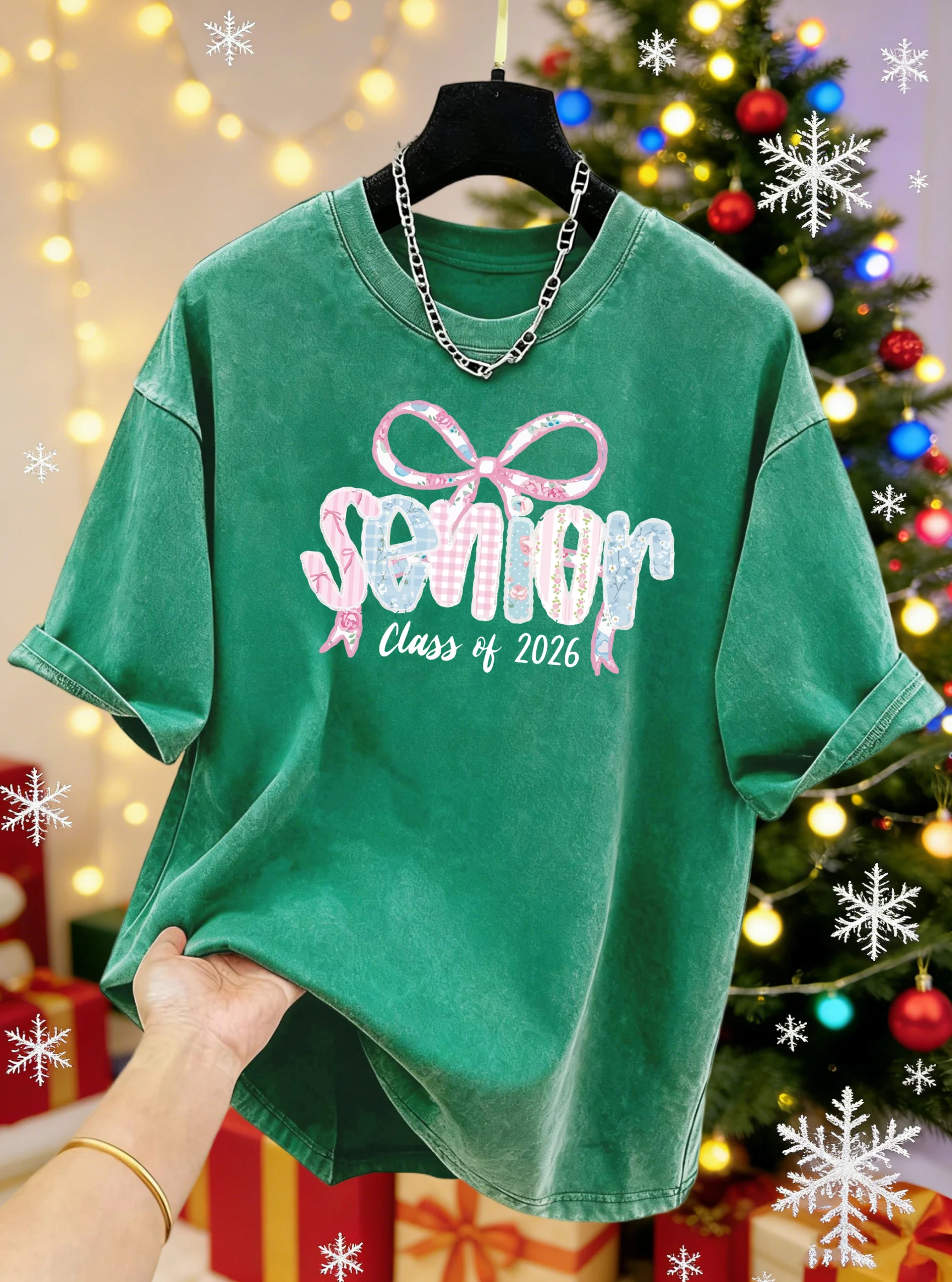 เสื้อยืดพิมพ์ลาย Senior Pink Bow 2026 ทรงหลวม คอกลม ผ้าฝ้าย สำหรับผู้หญิง สไตล์วินเทจ Y2K เสื้อผ้าฤดูร้อนแนวสปอร์ต