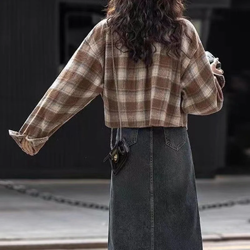 Koreańskie koszule damskie z krótkim rękawem i kołnierzykiem w stylu vintage na jesień i zimę 2025, luźna krótka bluzka damska w kratę z długim rękawem
