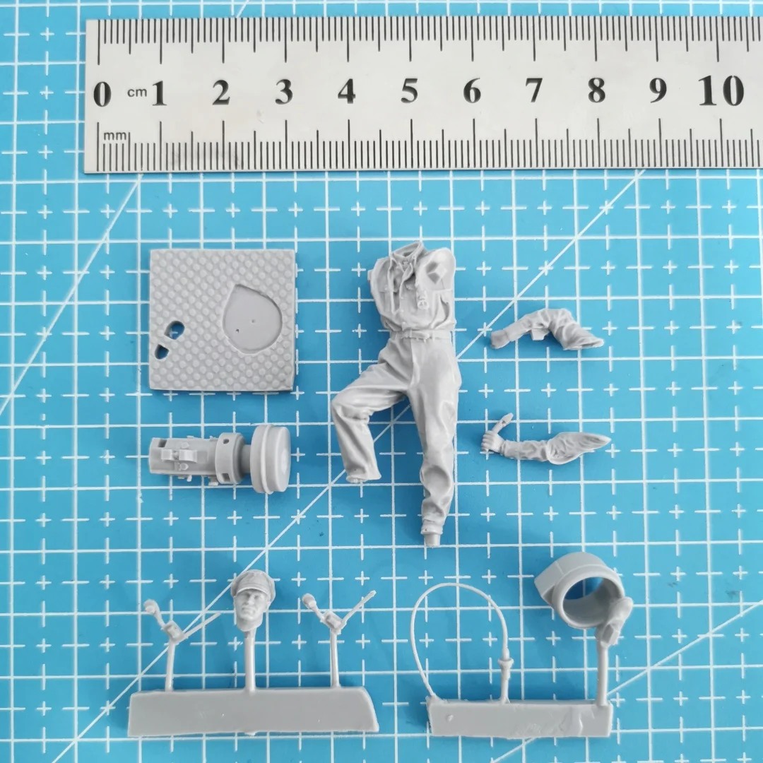 

World War II European Submarine Officer 1/35 Scale Full Resin Figure Model Kit Assemble Miniatures Unassembled Unpainted Toys