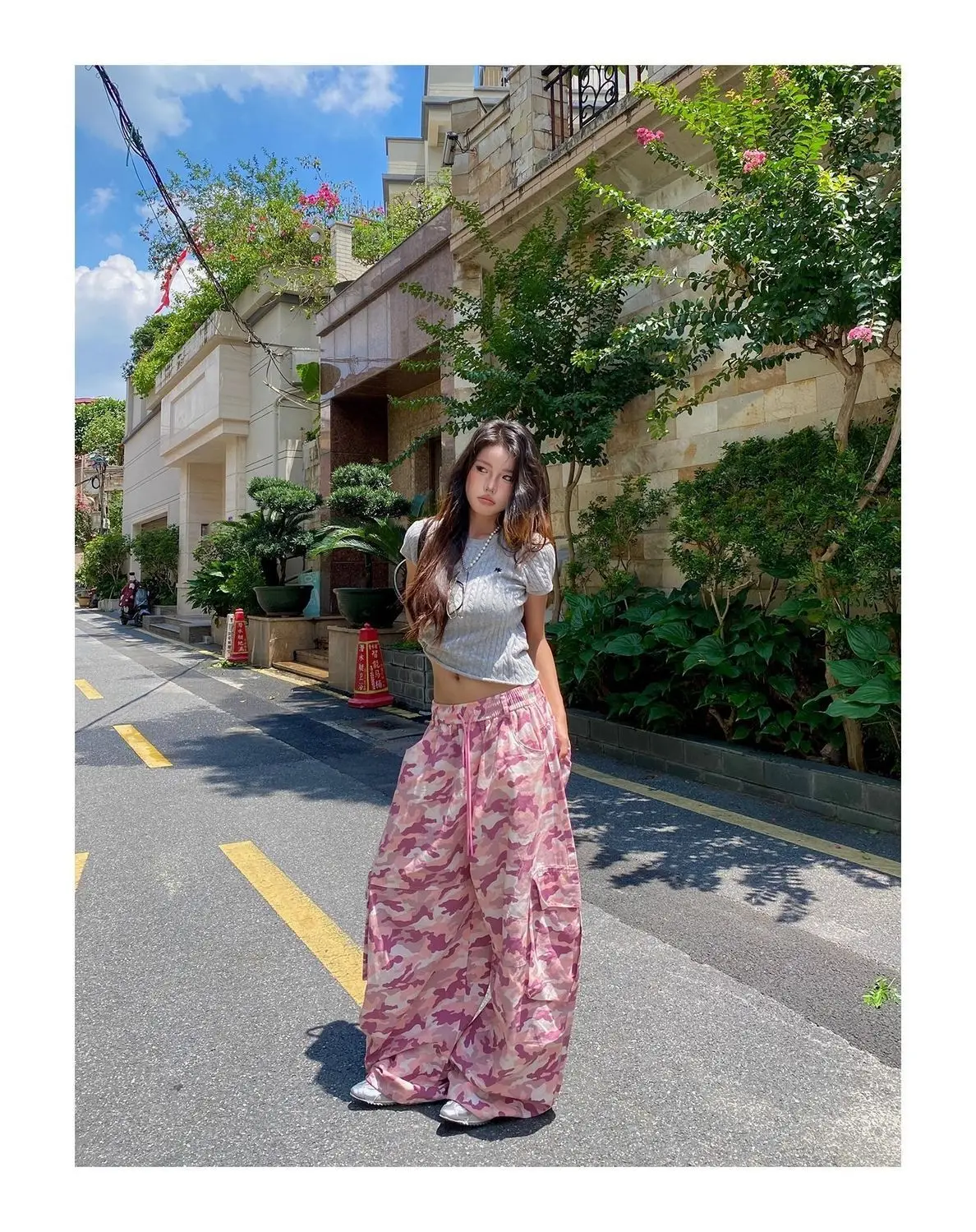 Pantaloni Cargo Americani Unici in Camouflage Rosa, Vita Alta, Gamba Larga, Casual Streetwear con Coulisse in Vita e Tasche Laterali, Stile Hip Hop e Danza