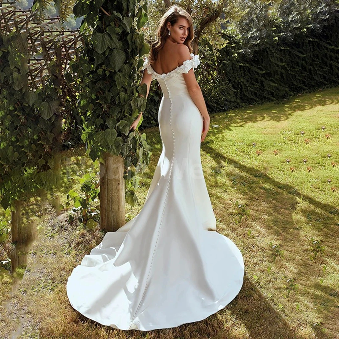 Elegancka satynowa suknia ślubna w stylu syreny z trenem szczotkowym, szyta na miarę.