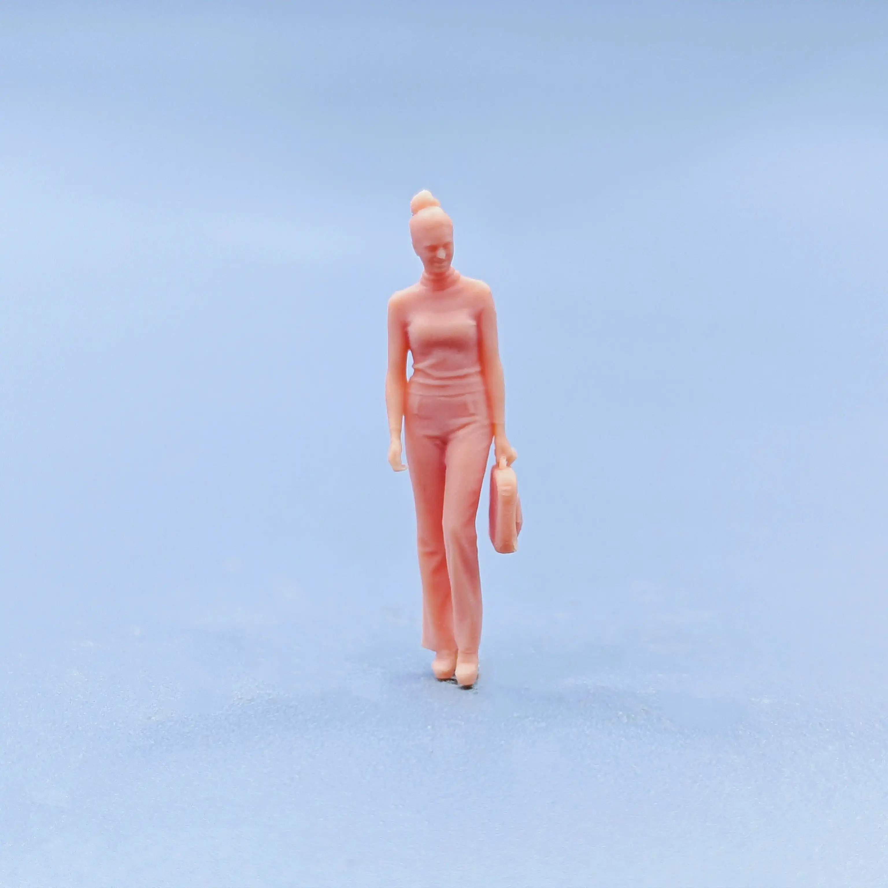 1/64 1/43 Figurines Scale Model Resin Walking Carrying Bags Meatball Headed Woman Uncolored Miniatures Diorama Hand-painted D429