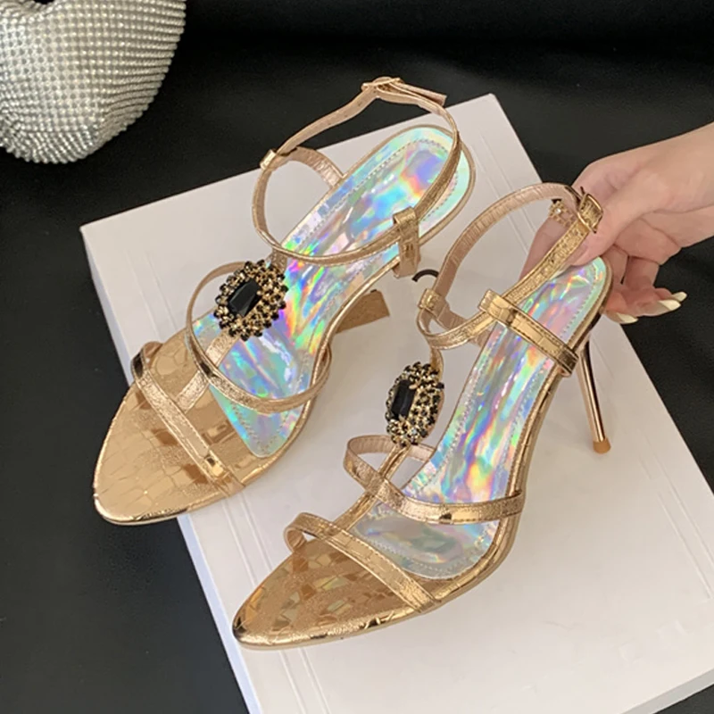 

Liyke 2025 новые модные женские сандалии с ремешком на щиколотке и пряжкой, летние туфли с открытым носком золотого цвета на высоком каблуке, свадебные туфли для выпускного вечера, Zapatos Mujer