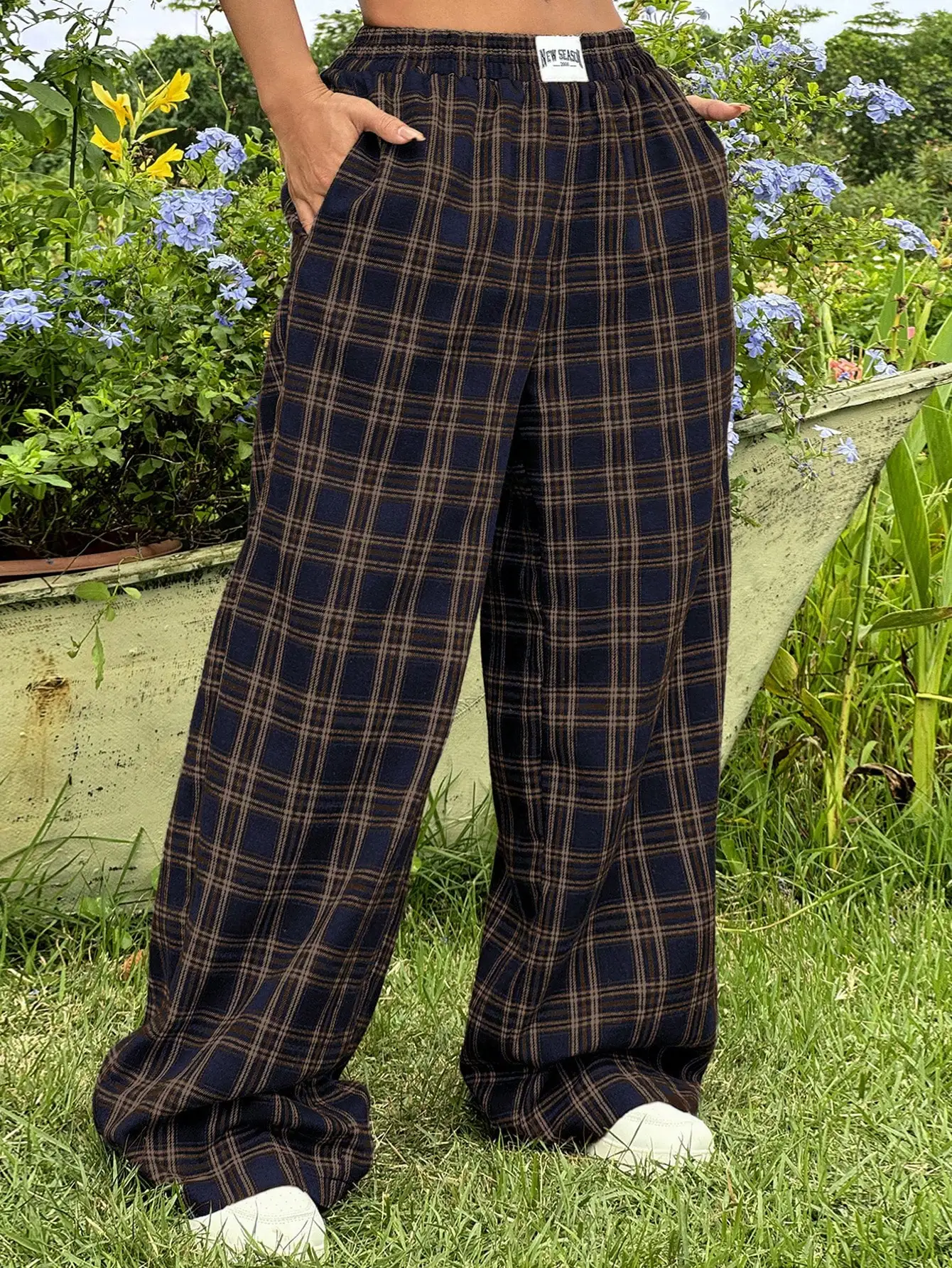 

Plus Size Women's Wide Leg Plaid Pants with Elastic Waist and Pockets