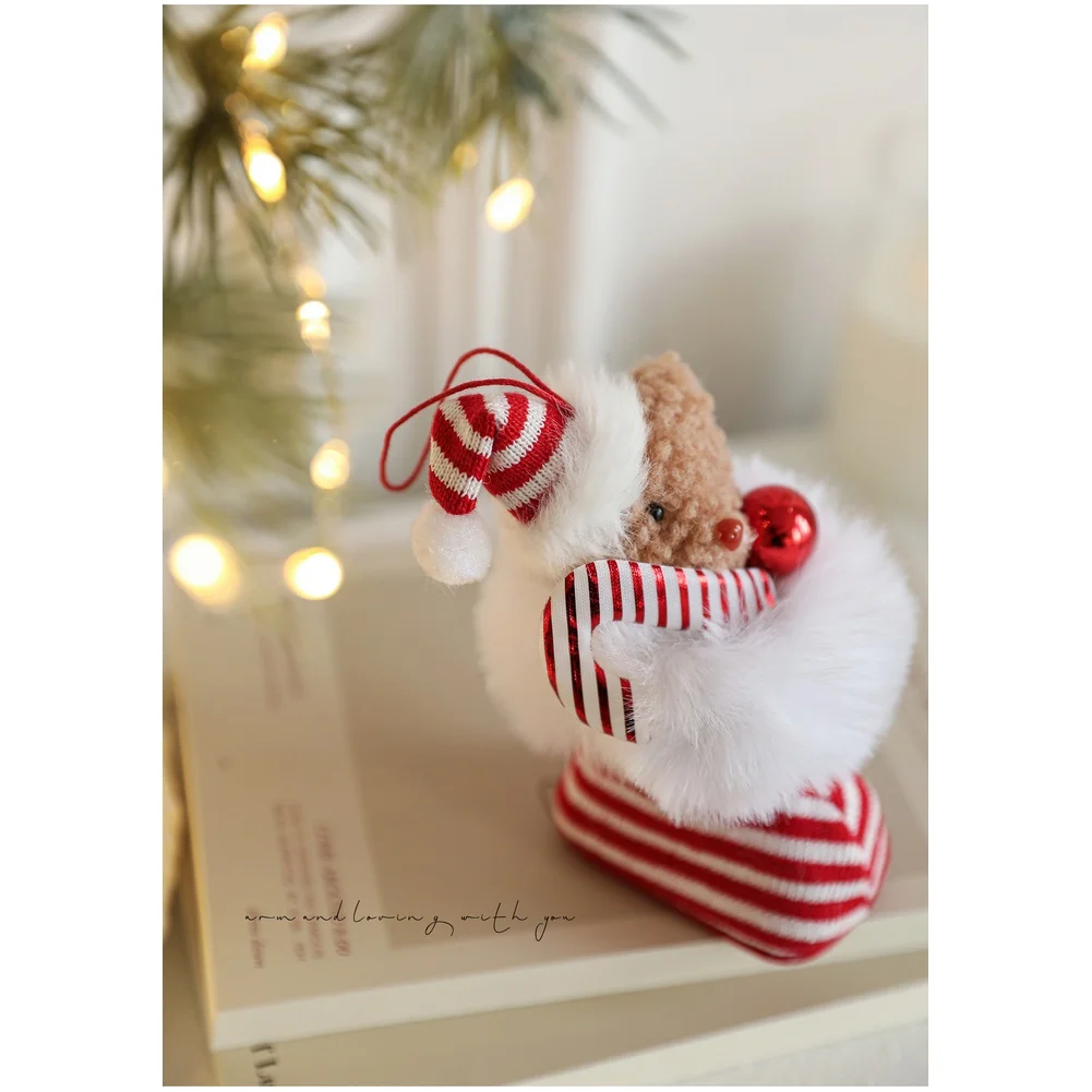 เครื่องประดับตุ๊กตาหมีแขวนออกแบบมาสำหรับต้นคริสต์มาส นุ่มและมีน้ำหนักเบาสำหรับการตกแต่งตามฤดูกาลในบ้านหรือที่ทำงาน