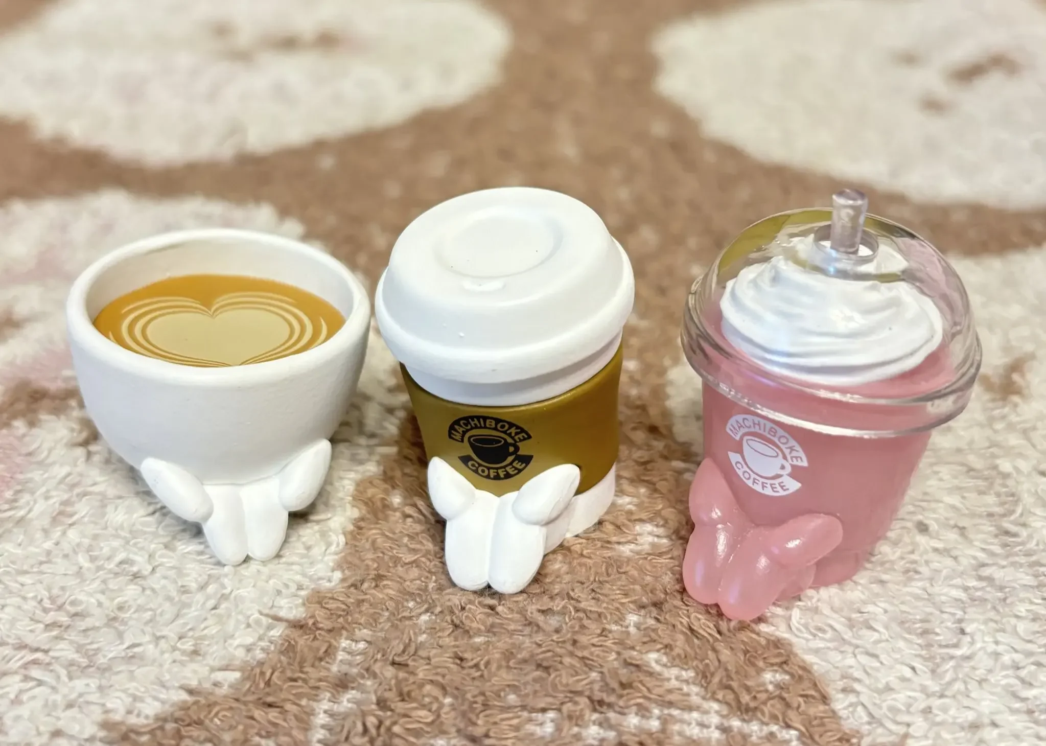 Original capsule toys Machiboke Cafe coffee shop latte Matcha Strawberry frappe hands on knees with lids sitting waiting figures