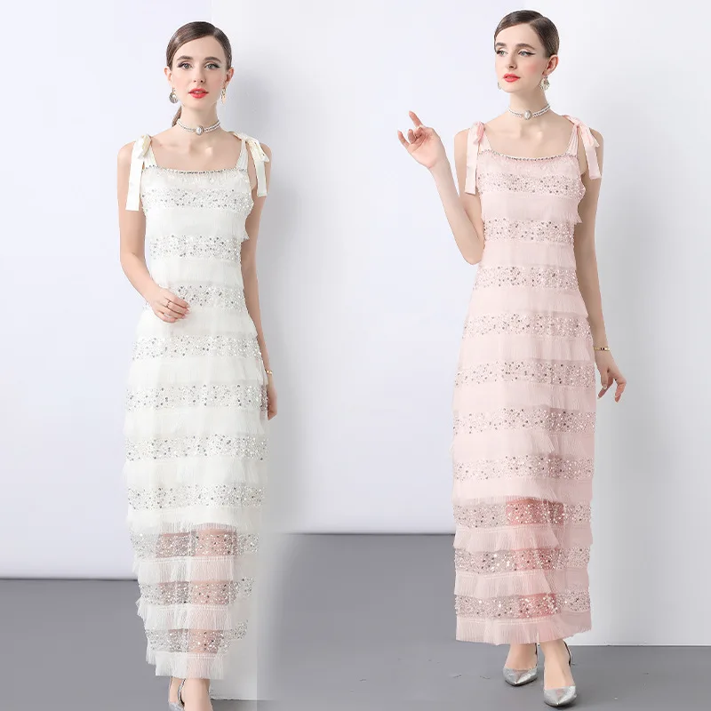 Vestido de Verão 2025 com Manga Longa e Saia em Camadas, Deco com Miçangas e Franjas, Acabamento em Renda com Nó de Borbo...