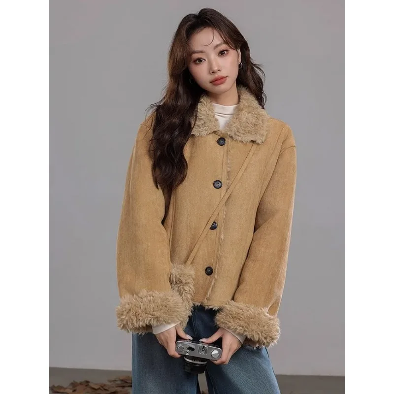 

Зимняя новая стильная меховая цельная замшевая плюс бархатный топ цвета хаки, женская короткая куртка