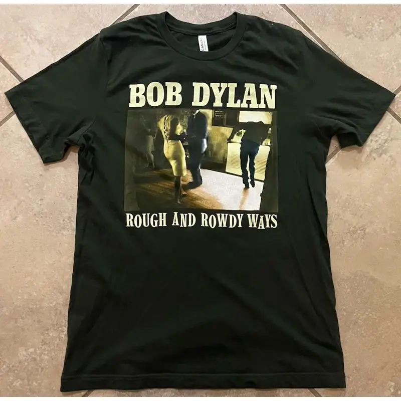تي شيرت Bob Dylan Rough And Rowdy Ways 2022 Tour للرجال باللون الأخضر الكبير #1