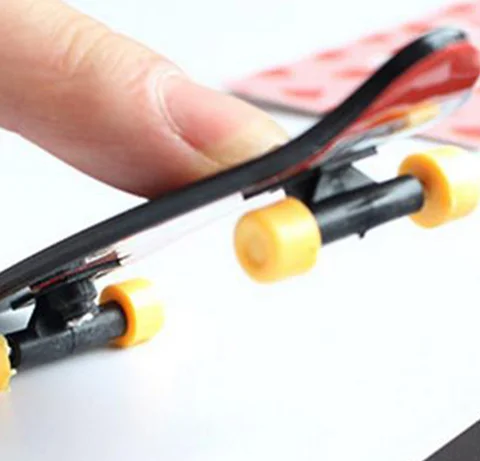【BBS-7】Kunststoff Mini Skate Finger Skateboarding Griffbrett Neuheit Spielzeug für Jungen Geschenke