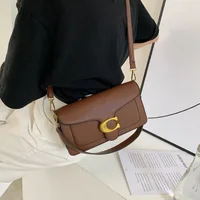 Nuevo bolso de hombro a la moda de este año con dos correas para los hombros y un bolso cuadrado pequeño diagonal