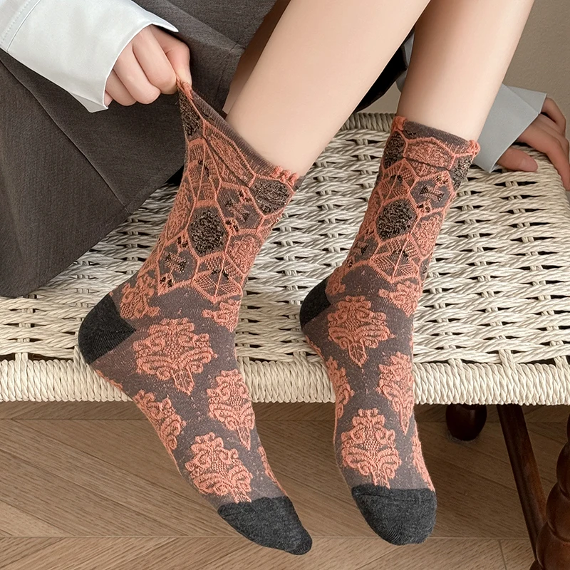 Retro Socks For Women New Fashion Mixed-color Casual Flower Socks Breathable Novelties Soft Female Crew Socks Comfortable